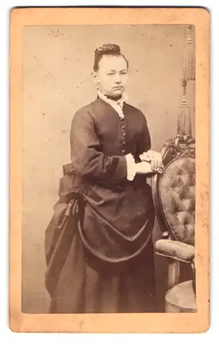 Fotografie Gustav Schroeder, Mittweida, Rochlitzer Str. 163, Portrait Dame im dunklen Biedermeierkleid mit Zopf