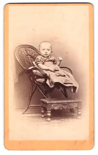Fotografie Otto Schmidt, Tharand, Portrait Kleinkind im Kleid sitzt in einem Stuhl