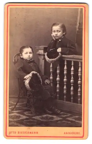 Fotografie Otto Biedermann, Annaberg, Oberer Badergasse 924, Portrait zwei Kinder in Winterkleidung mit Pelzmützen