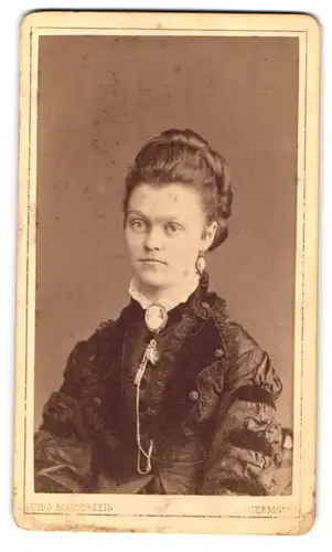 Fotografie Guido Maegerlein, Chemnitz, Portrait Frau im Biedermeierkleid mit Brosche und Ohrringen