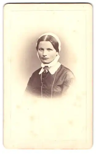 Fotografie Maler Buchner, Stuttgart, Portrait junge Frau im seidenen Kleid mit Haube und Brosche