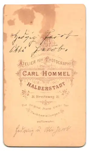 Fotografie Carl Hommel, Halberstadt, Breiteweg 31, Portrait Hedwig und Otto Jacob in Kleidern mit Tasche