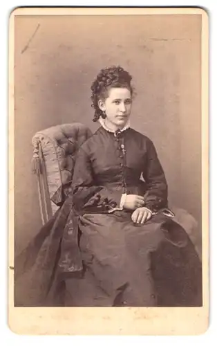 Fotografie A. Rossberg, Nossen, am Markt, Portrait Frau im seidenen Kleid mit Hochsteckfrisur