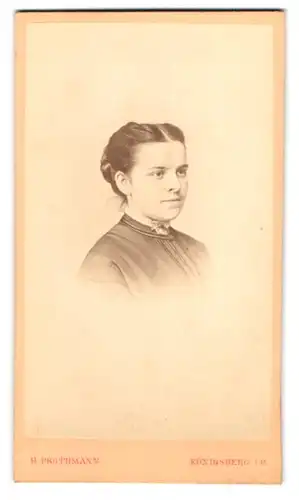 Fotografie H. Prothmann, Königsberg, Münzstr. 28, Portrait junge Frau im Biedermeierkleid mit Brosche
