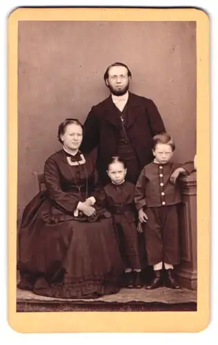 Fotografie V.M. Wagenhäusser, Münnerstadt, Portrait Familie im Biedermeierkleid und Anzug mit Kindern im Ateleri