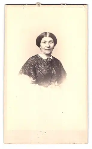 Fotografie Theodor Huth, Frankfurt a. M., Bleichstr. 66, Portrait junge Frau im Kleid mit Tüllüberwurf