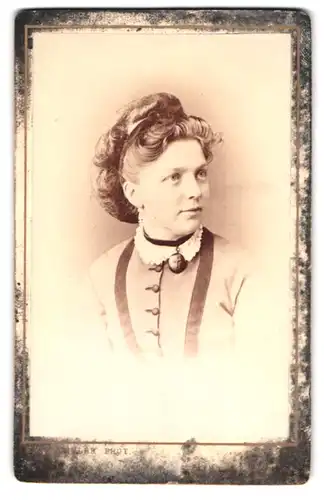 Fotografie Emil Bühler, Mannheim, Ludwigs-Str. 34, Portrait junge Frau im Biedermeierkleid mit Hochsteckfrisur, Brosche