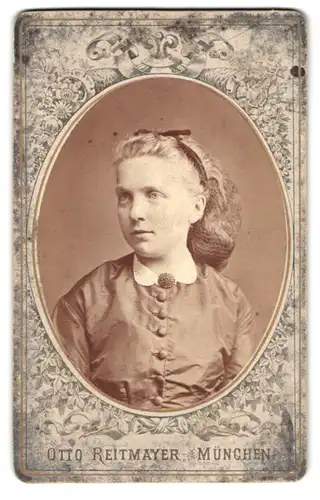 Fotografie Otto Reitmayer, München, Kaufinger-Str. 9, Portrait junges Mädchen im seidenen Kleid mit Haarnetz