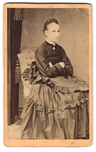 Fotografie unbekannter Fotograf und Ort, Portrait Dame im Biedermeierkleid mit hochgestecktem Zopf