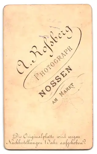 Fotografie A. Rossberg, Nossen, am Markt, Portrait Herr im Anzug mit Hut und Stock an einer Säule