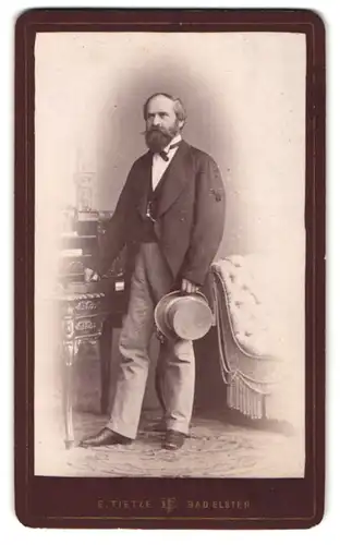 Fotografie E. Tietze, Bad Elster, Portrait Herr im Anzug mit Zylinder und Vollbart