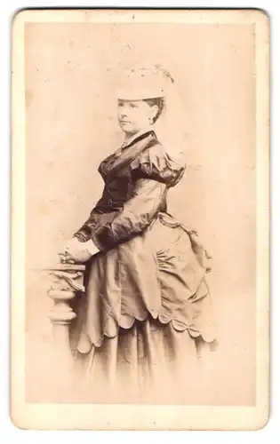 Fotografie C. Engelmann, Dresden, Bautzner-Str. 52d, Portrait junge Frau im Biedermeierkleid mit Hut