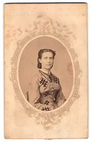 Fotografie Julius Giere, Hannover, Portrait junge Frau im Flickenkleid mit zurückgebundenen Haaren
