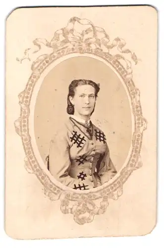 Fotografie Julius Giere, Hannover, Portrait Dame im Flickenkleid mit Perlenkette und Kreuzanhänger