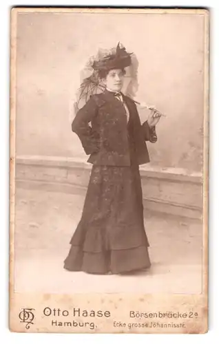 Fotografie Otto Haase, Hamburg, Börsenbrücke 2a, Portrait Dame Liesbeth Dahlenburg im dunklen Kleid mit Sommerschirm