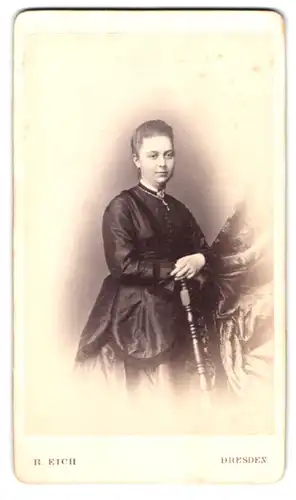 Fotografie R. Eich, Dresden, Pragerstr. 38, Portrait junge Dame im Biedermeierkleid mit Halskette
