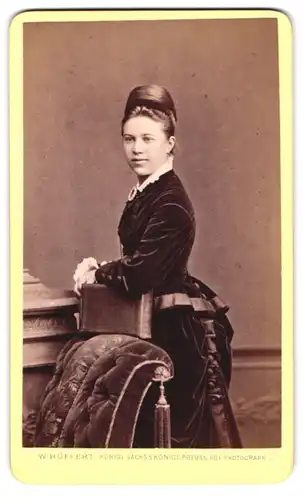 Fotografie W. Höffert, Dresden, See-Str. 10, Portrait junge Frau im Samtkleid mit Hochsteckfrisur