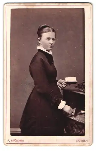 Fotografie R. Frömmig, Nossen, Bahnhofs-Str., Portrait junge Frau im dunklen Kleid mit kleinem Buch in der Hand