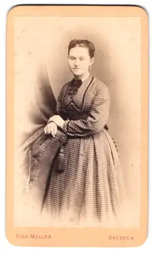 Fotografie Rich. Müller, Dresden, Marienstr. 26, Portrait junge Frau im karierten Kleid mit Schleife