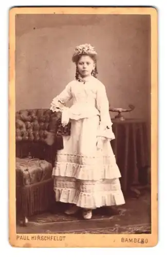 Fotografie Paul Hirschfeldt, Bamberg, König-Str. 599, Portrait Mädchen im weissen Kleid mit Kopfschmuck