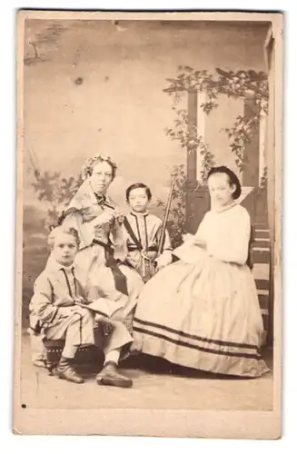 Fotografie unbekannter Fotograf und Ort, Portrait Mutter mit drei Kindern in Biedermeierkleidern