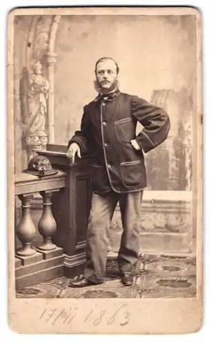 Fotografie C.A. Czichna, Innsbruck, Museumsstr., Portrait Herr im Anzug mit Kinnbart vor einer Studiokulisse