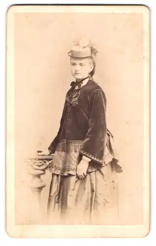 Fotografie C. Engelmann, Dresden, Bautzner Str. 52, Portrait junge Frau im Kleid mit Samtjacke und Sommerhut