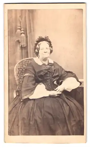 Fotografie F. Neuss, Göttingen, Portrait älterer Dame im reifrock Kleid mit Haarschleife