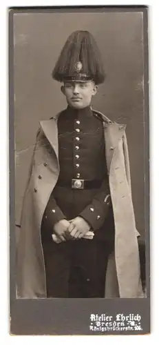 Fotografie Ehrlich, Dresden, Königsbrückerstr. 105, Portrait Soldat in Uniform mit Mantel, Pickelhaube mit Rosshaarbusch