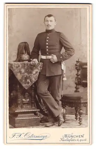 Fotografie F. X. Ostermayr, München, Karlsplatz 6, Portrait Soldat in Uniform nebst Pickelhaube mit Rosshaarbusch