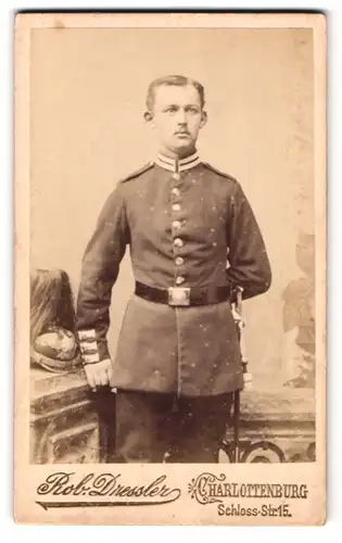 Fotografie Rob. Dressler, Charlottenburg, Schloss-Str. 15, Portrait Garde Soldat in Uniform, Pickelhaube Rosshaarbusch
