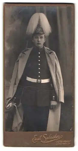 Fotografie Emil Schröter, Jüterbog, Trebbinerstr. 6, Portrait Soldat in Garde Uniform mit Pickelhaube samt Rosshaarbusch
