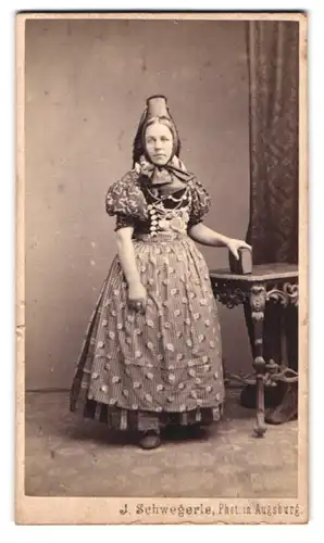 Fotografie J. Schwegerle, Augsburg, Portrait Frau in Tracht mit dickem Buch am Tisch