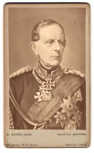 Fotografie E. Hader, Berlin, Portrait Generalfeldmarschall Helmuth von Moltke in Uniform mit Orden