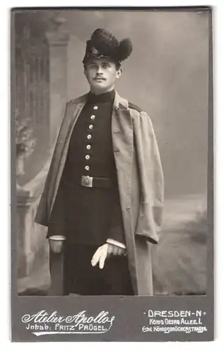 Fotografie Apollo, Dresden, König Georg Allee 1, Portrait sächsischer Jäger in Uniform mit Feder Tschako