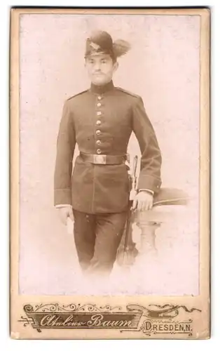 Fotografie M. Baum, Dresden, Königsbrückerstr. 64, Portrait sächsischer Jäger in Uniform mit Bajonett und Portepee