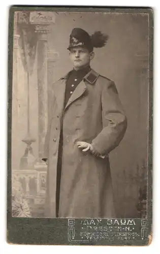 Fotografie Max Baum, Dresden, Königsbrückerstr. 64, Portrait sächsischer Jäger in Uniform mit Uniformmantel