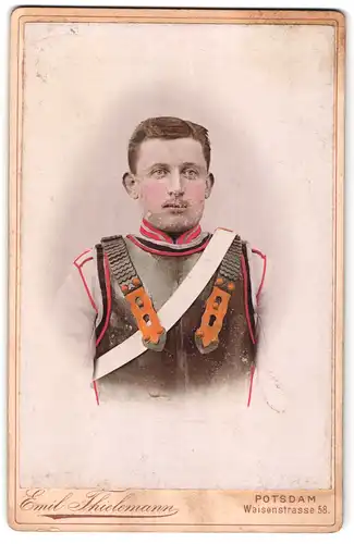 Fotografie Emil Thielemann, Potsdam, Waisenstr. 58, Portrait Kürassier vom Garde-du-Corps in Uniform, Koloriert