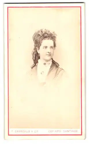 Fotografie E. Garreaud Y Cia., Copiapo, Portrait junge Frau im Kleid mit Hochsteckfrisur und Locken