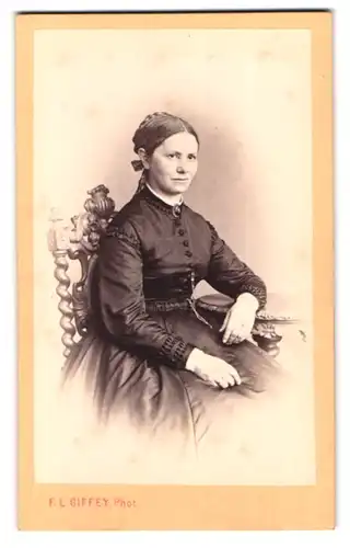 Fotografie F.L. Giffey, Hamburg, Neuerwall 82, Portrait Dame im Biedermeierkleid mit Brosche und Dutt