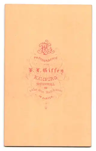 Fotografie F.L. Giffey, Hamburg, Neuerwall 82, Portrait Dame im Biedermeierkleid mit Brosche und Dutt