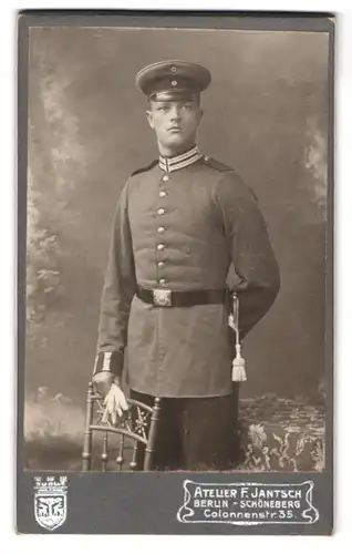 Fotografie F. Jantsch, Berlin, Colonnenstr. 35, Portrait Soldat in Garde Uniform Rgt. 3 mit Bajonett