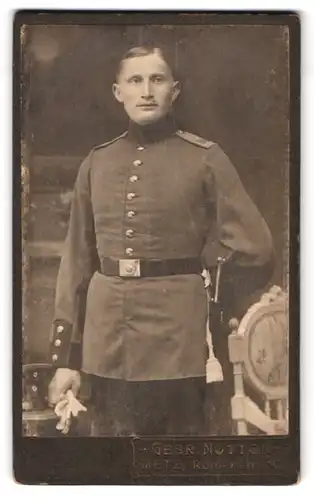 Fotografie Gebr. Notton, Metz, Römerstr. 10, Portrait Soldat in Uniform Rgt. 98 mit Bajonett