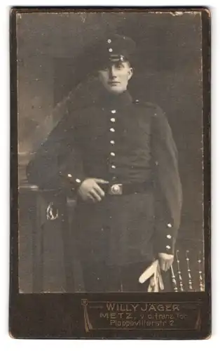 Fotografie Willy Jäger, Metz, Plappevillerstr. 2, Portrait Soldat in Uniform mit Schirmmütze