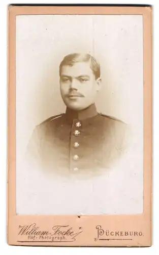 Fotografie William Focke, Bückeburg, Portrait Soldat in Uniform mit Moustache
