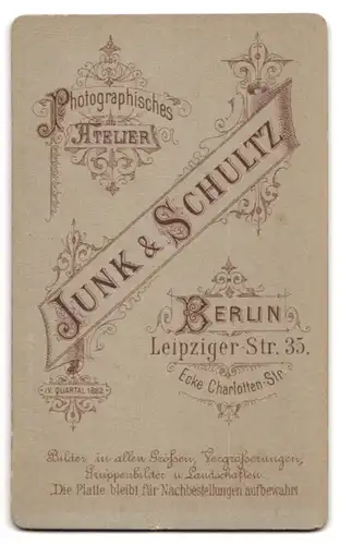 Fotografie Junk & Schultz, Berlin, Leipziger-Strasse 35, Brustportrait bürgerliche Dame mit Kragenbrosche