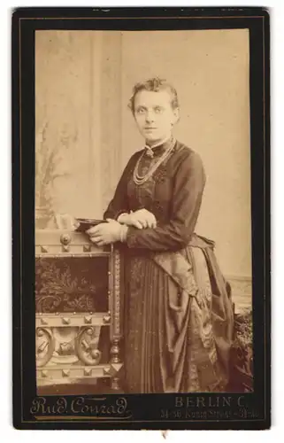 Fotografie Rud. Conrad, Berlin, Königstrasse 34-36, Portrait junge Dame in zeitgenössischer Kleidung