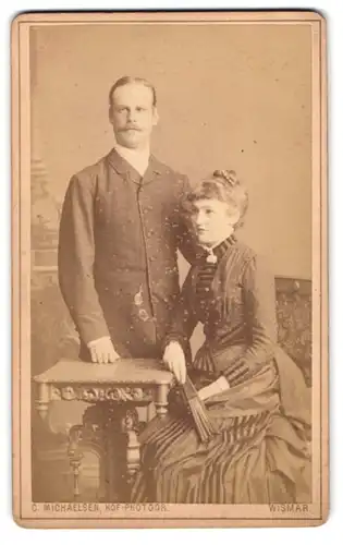 Fotografie C. Michaelsen, Wismar, Krämerstrasse 19, Portrait modisch gekleidetes Paar mit Fächer