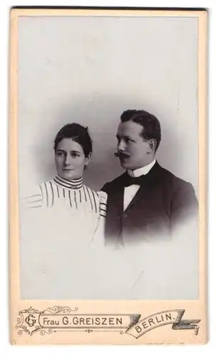 Fotografie Frau G. Greiszen, Berlin-SW, Friedrichstrase 207, Portrait junges Paar in modischer Kleidung