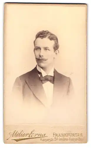 Fotografie Atelier Erna, Frankfurt a. M., Kaiserstrasse 5 A, Portrait eleganter Herr mit Oberlippenbart